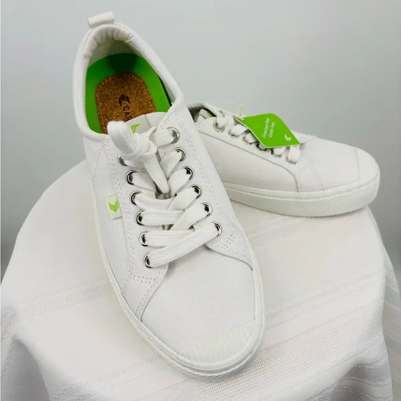 Cariuma White Canvas Low-Top Sneakers, Eco Friendly Shoes Size Women 10, Men 8.5 - Picture 1 of 7